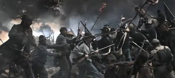 Soldados de Guerra de Secessão norte-americana combatendo em campo de batalha fumacento.