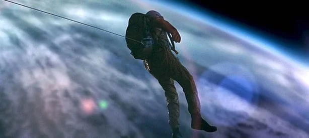 Love 2011 um astronauta perdido em órbita.