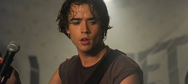 Imagem do personagem Adam cantando.